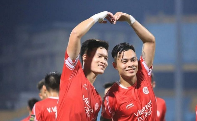 Đức Chiến (phải) là tiền vệ 